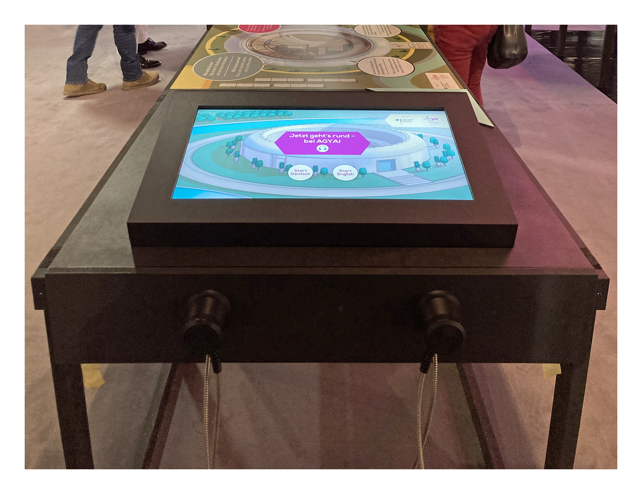 Tisch-Medienstation mit Touchscreen und Einhandhörer