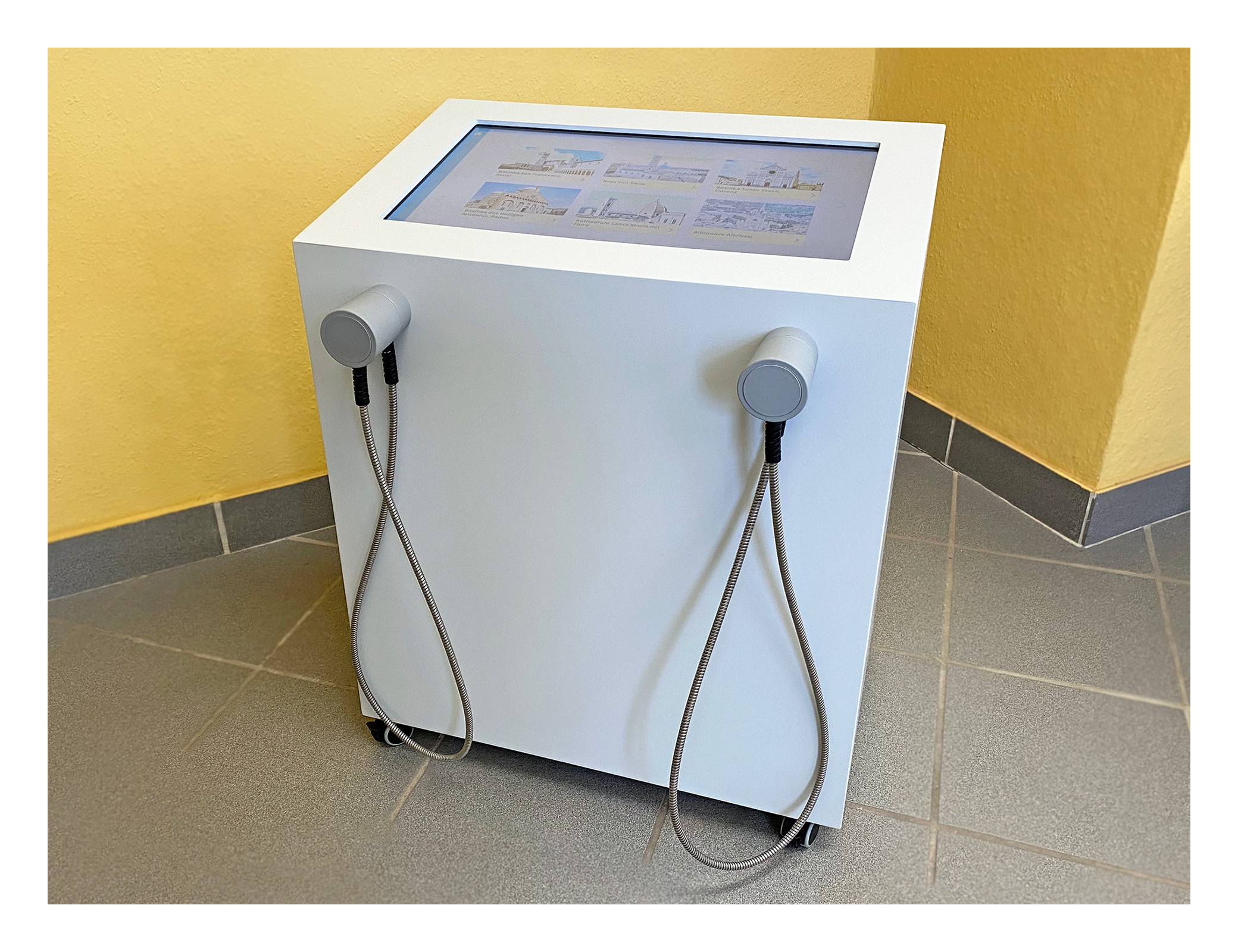 Rollcontainer mit Touchscreen und Einhandhörern