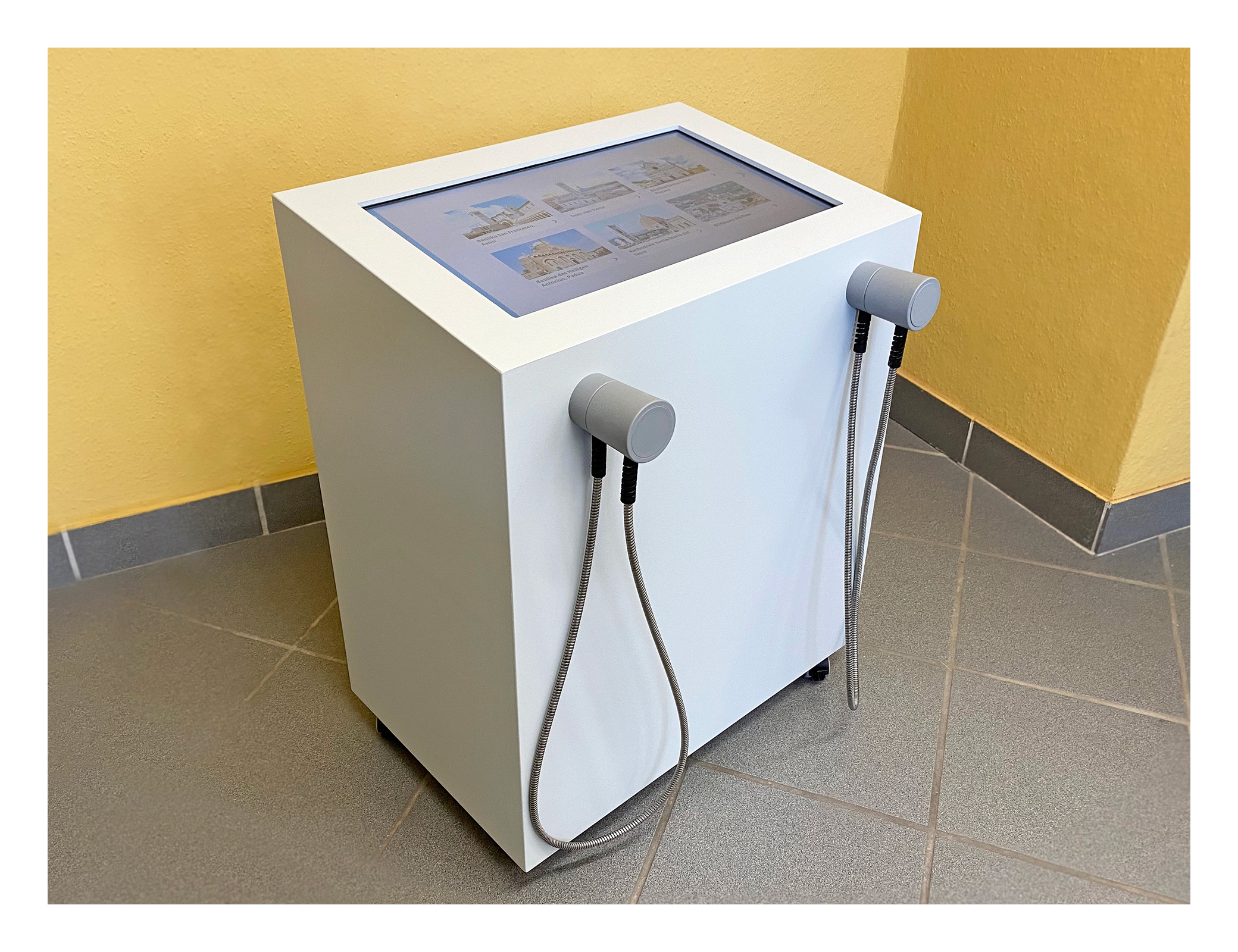 Rollcontainer mit Touchscreen und Einhandhörern