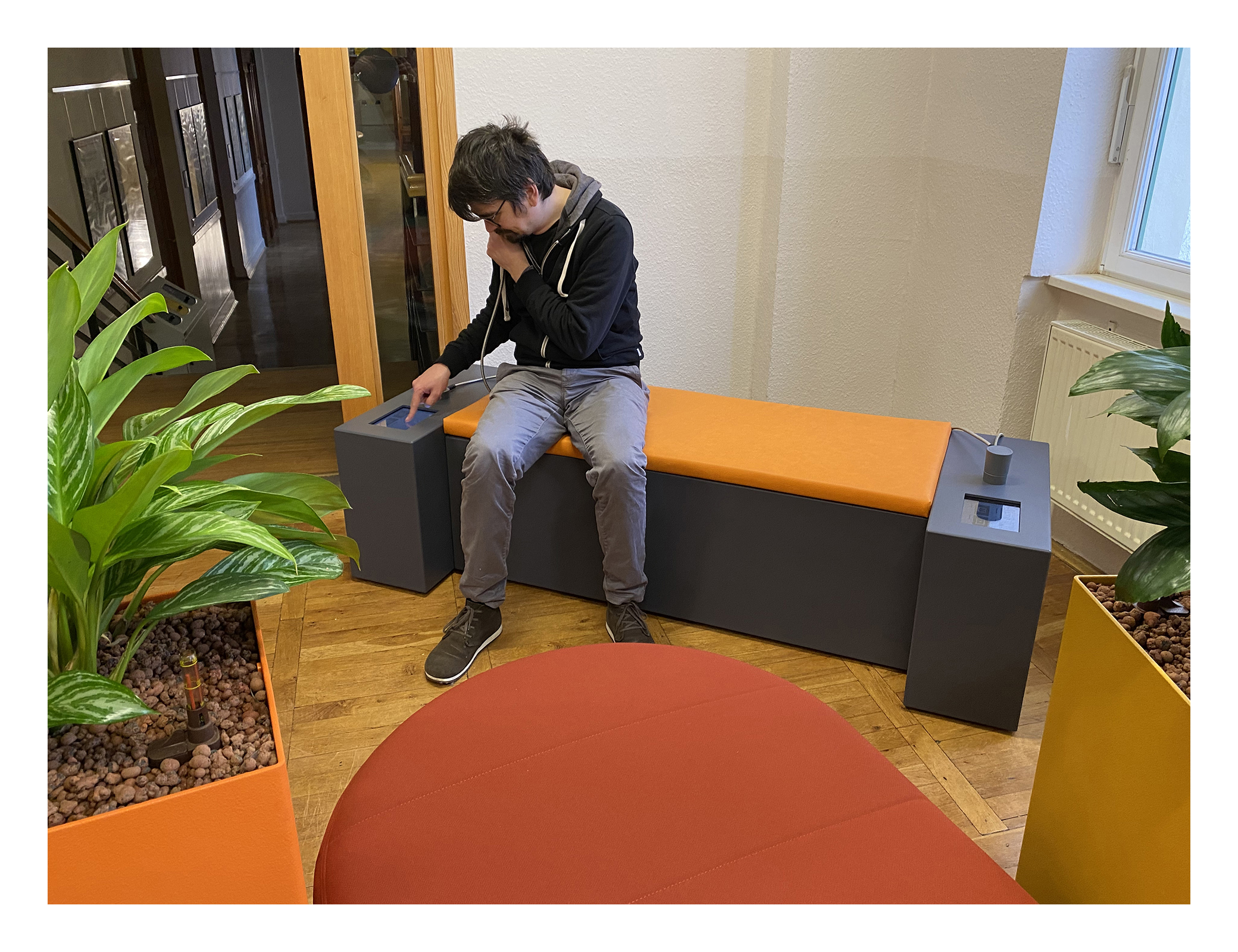 Doppelsitzbank mit zwei Hörstationen und Touchscreen