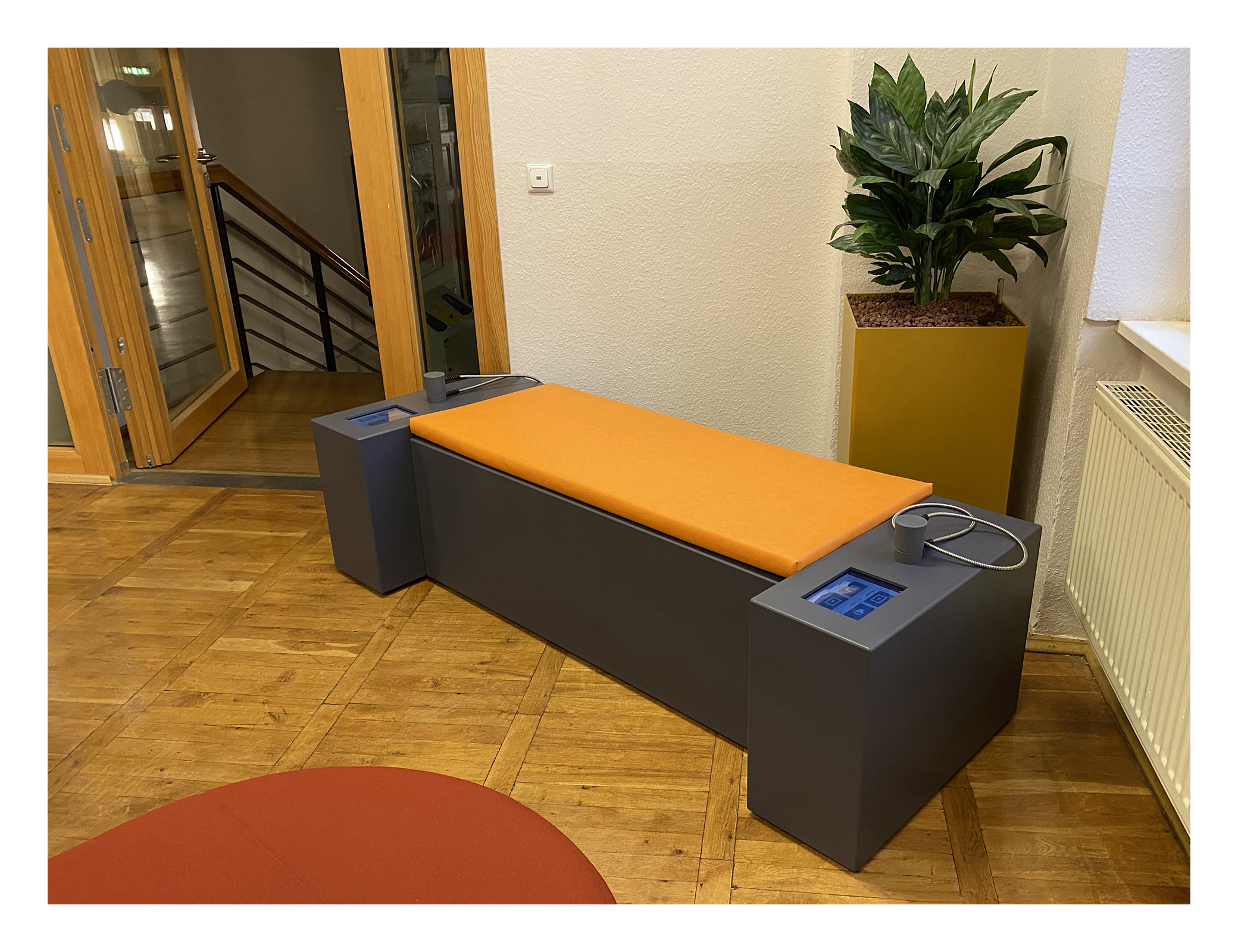 Doppelsitzbank mit zwei Hörstationen und Touchscreen