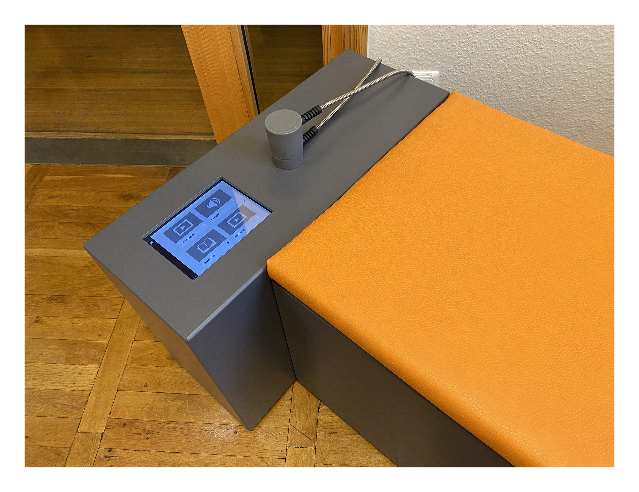 Doppelsitzbank mit zwei Hörstationen und Touchscreen