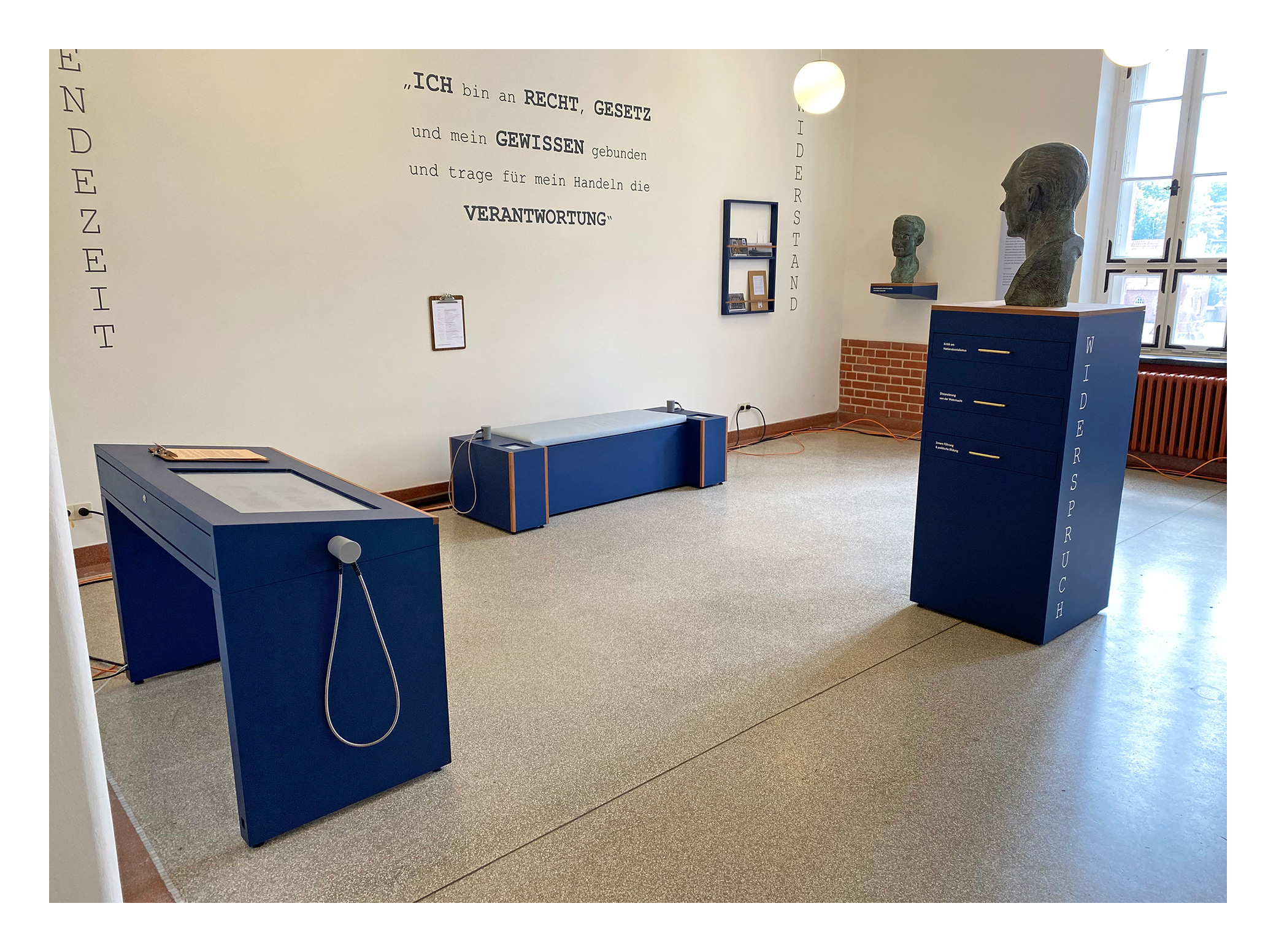 Doppelsitzbank mit zwei Hörstationen und Touchscreen