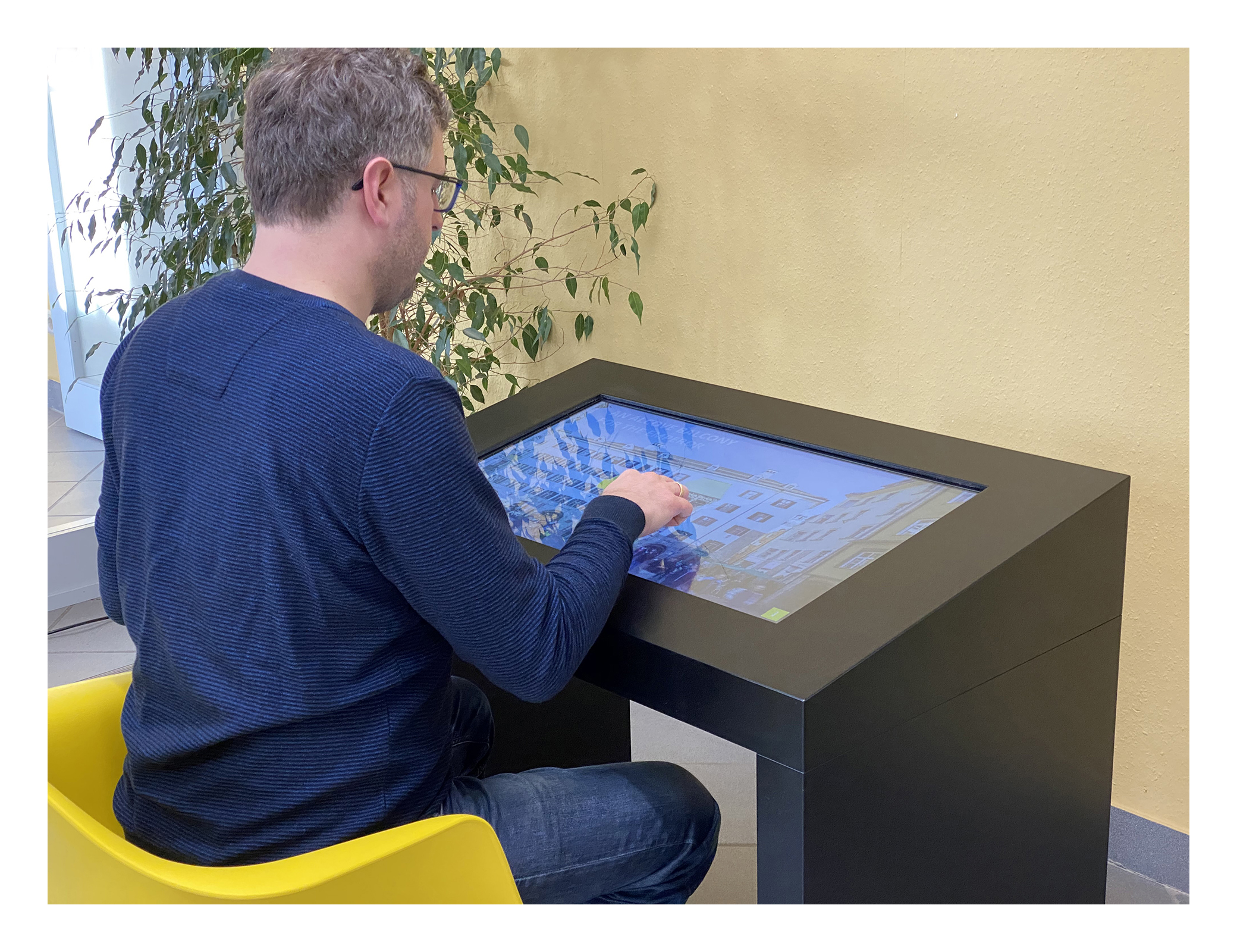 Pult-Medienstation mit Touchscreen, barrierefrei